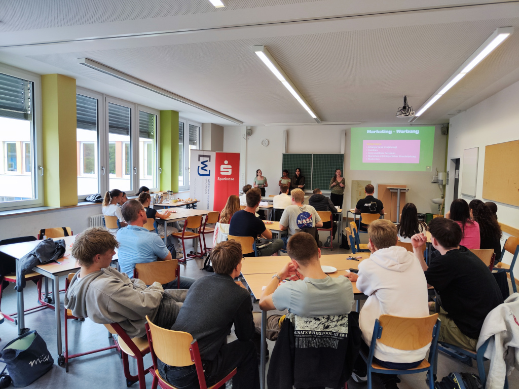 Jung, kreativ, unternehmerisch: Schulfinale des Geschäftsmodell-Pitches am ASG begeistert Fachjury