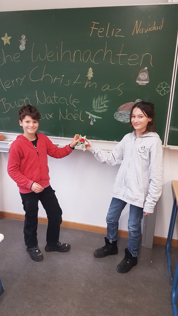 Das ASG-Bibliotheksteam läutet die Weihnachtsferien ein …