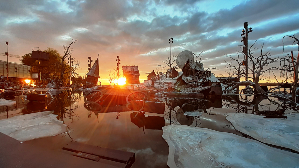 Eine Wasseroper mit Sonnenuntergang im Schnee am Bodensee