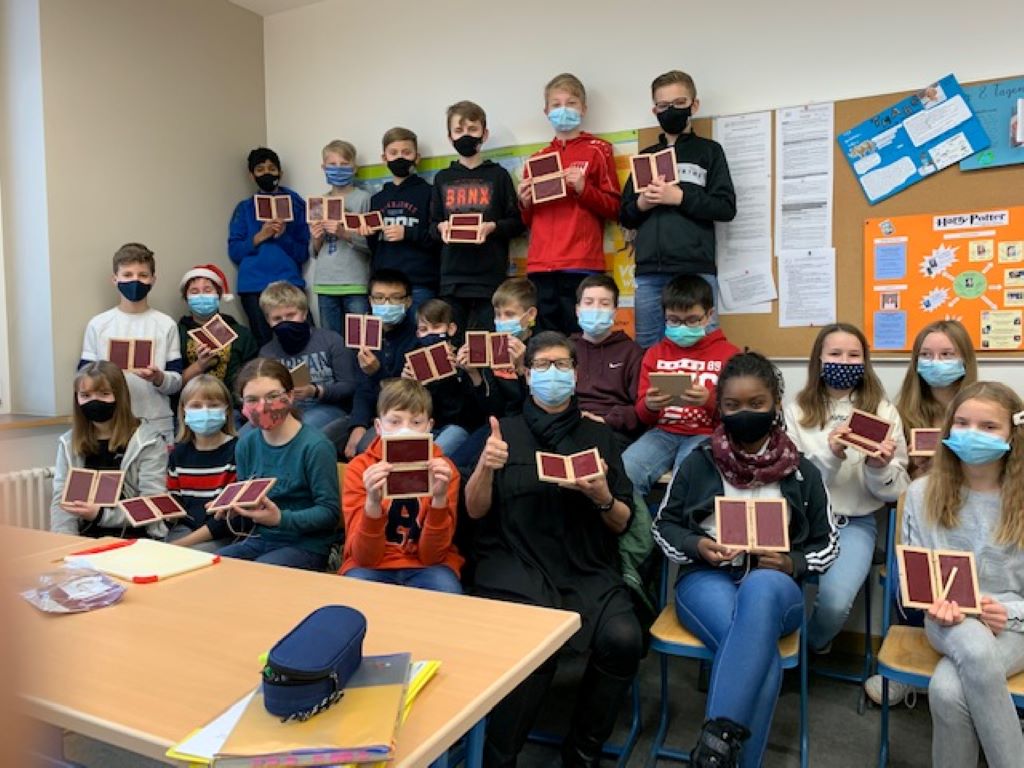 Die Klasse 6e beim Basteln römischer Schreibtäfelchen!