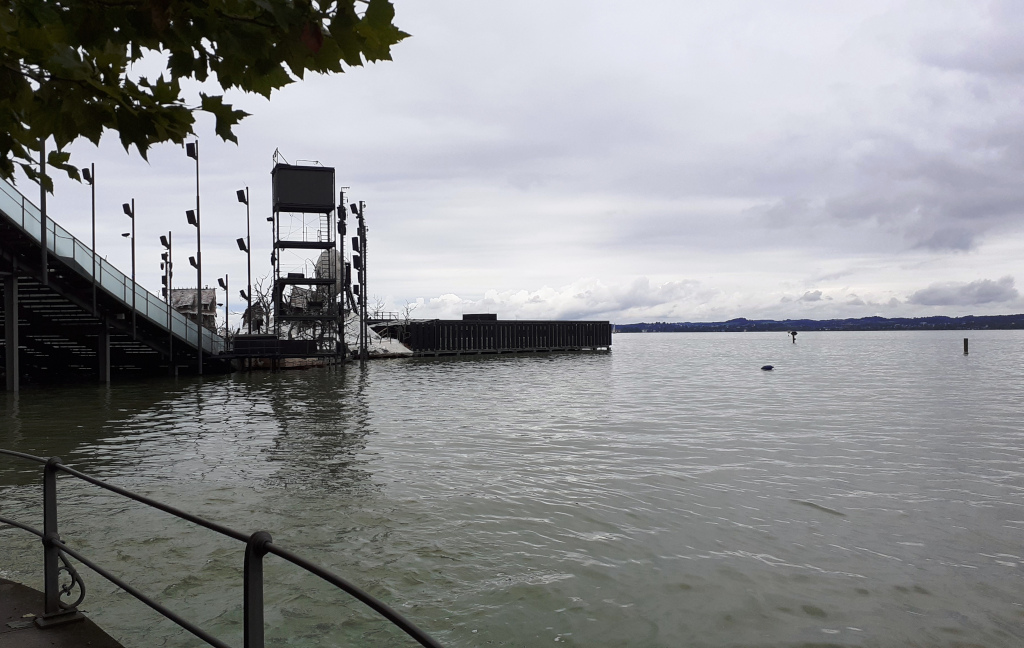 Eine Wasseroper mit Sonnenuntergang im Schnee am Bodensee