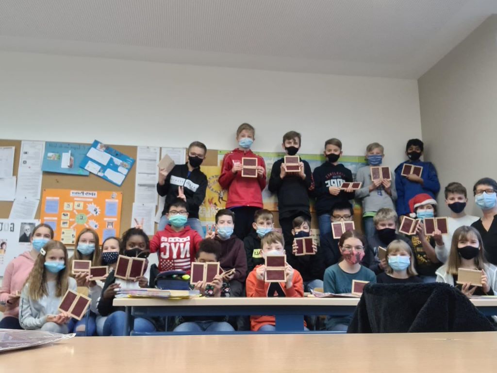 Die Klasse 6e beim Basteln römischer Schreibtäfelchen!