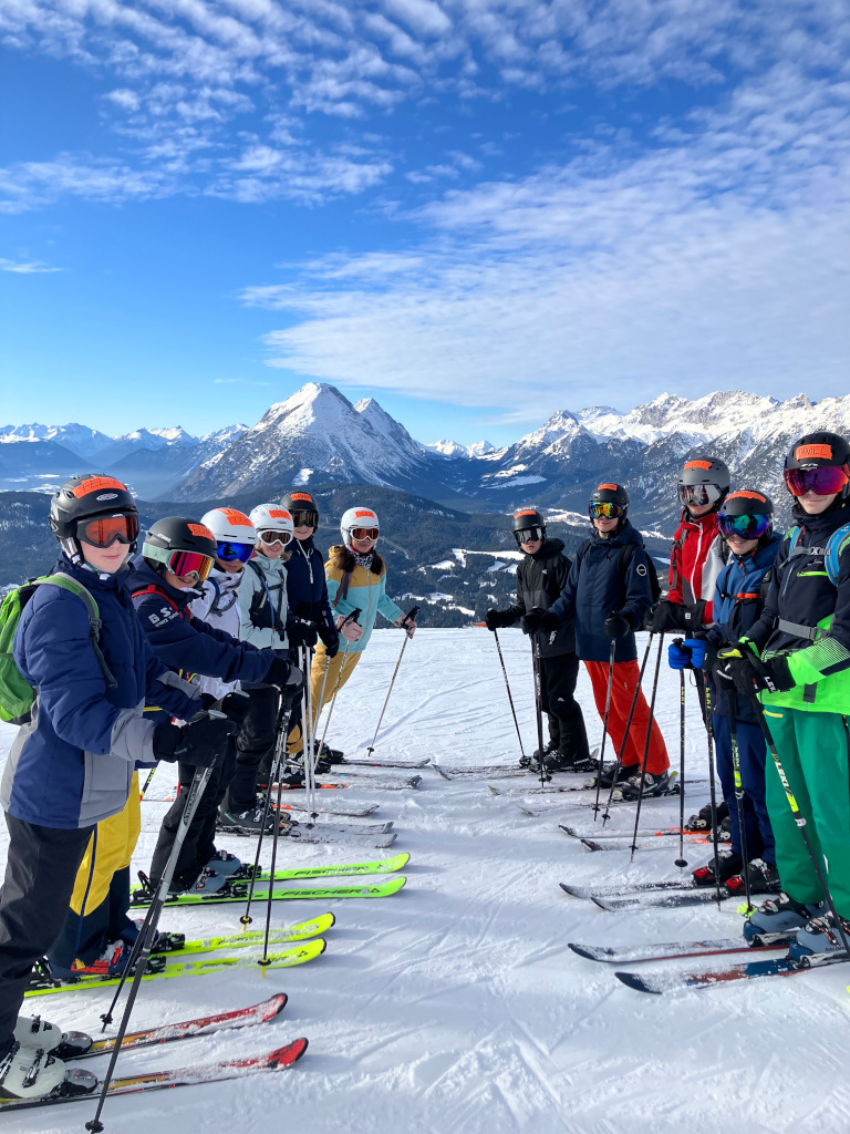 Die Klassen 8a und 8c grüßen aus dem Skilager in Seefeld