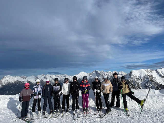 Gr&uuml;&szlig;e aus dem Skilager der Klassen 8b und 8d