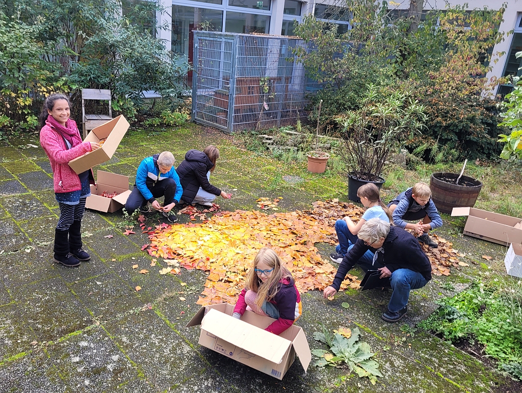 ... und malt die Bl&auml;tter an