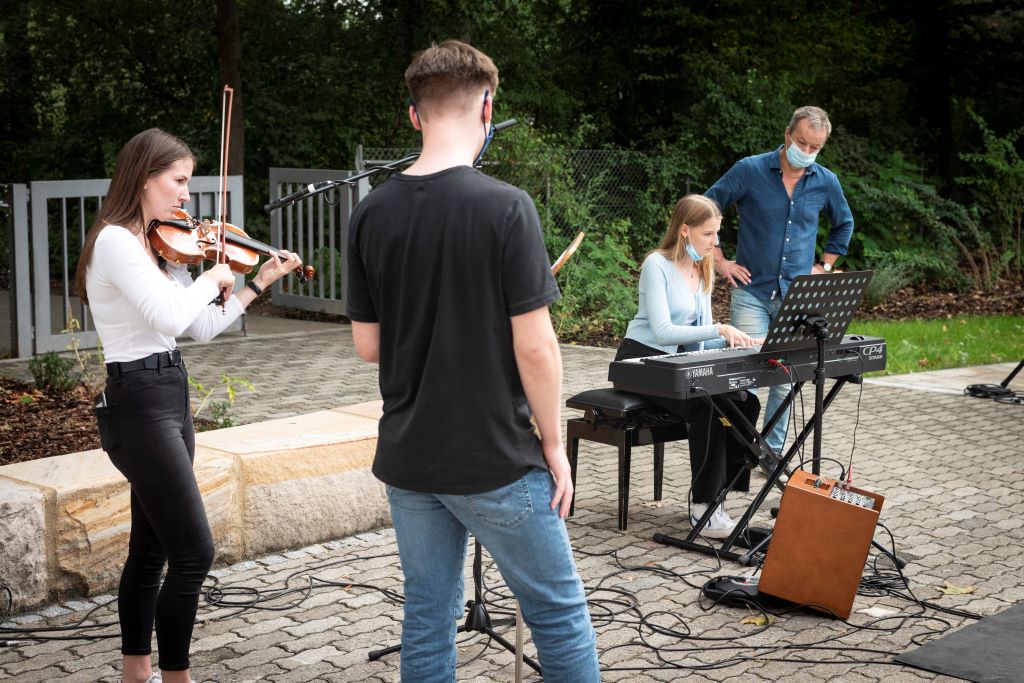 Wiederer&ouml;ffnung des sanierten Pausenhofs