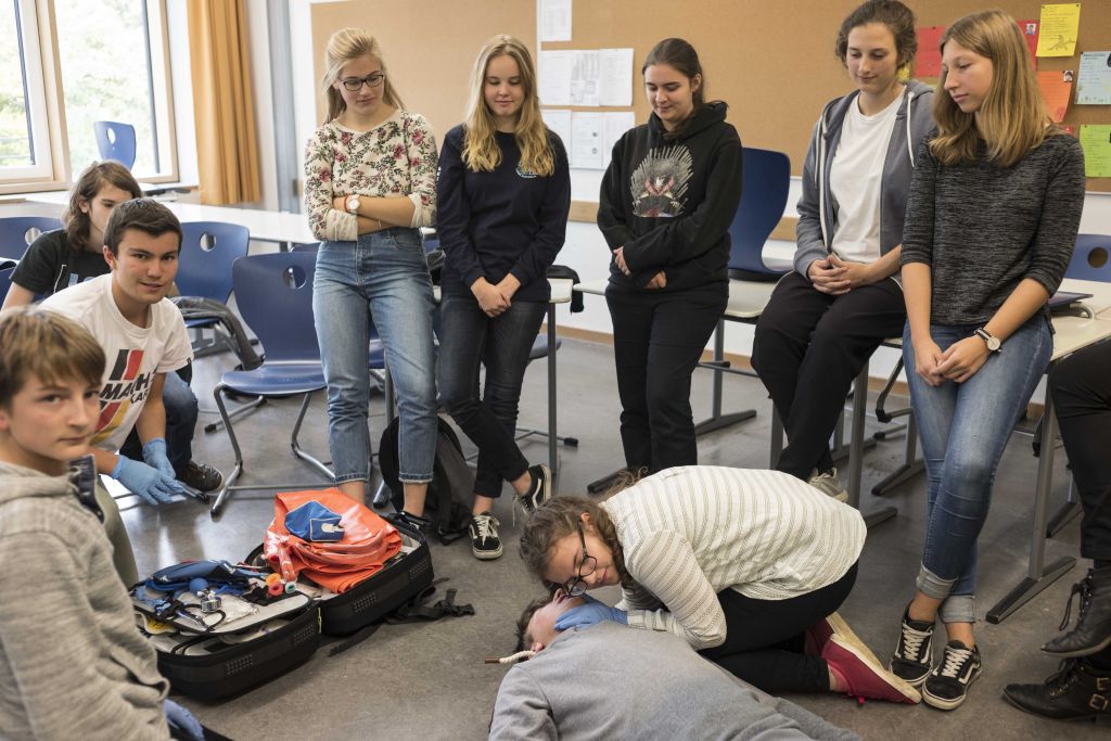 "Schulsanit&auml;ter, bitte zum Sekretariat!"