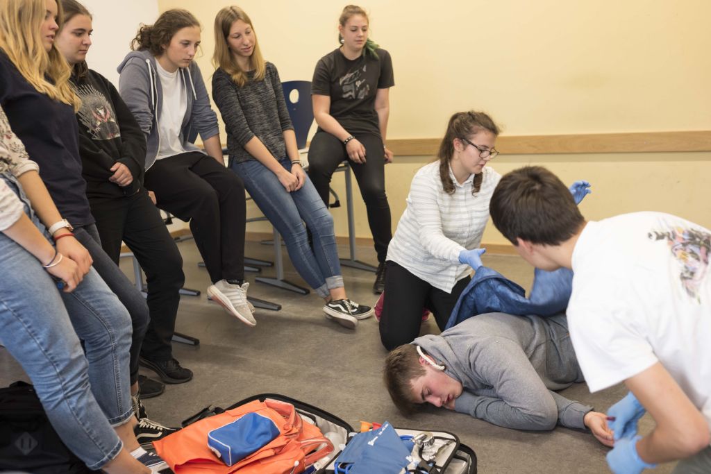 "Schulsanit&auml;ter, bitte zum Sekretariat!"