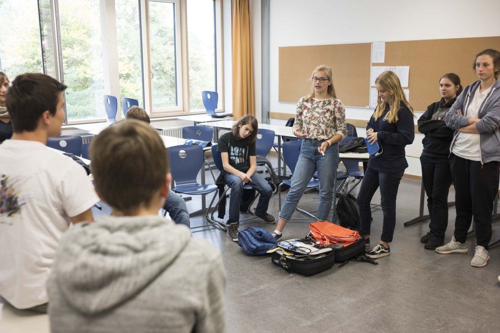 "Schulsanit&auml;ter, bitte zum Sekretariat!"