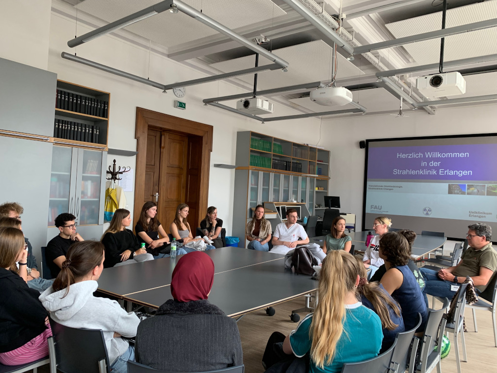 Besuch des Bio-LKs in der Strahlenklinik