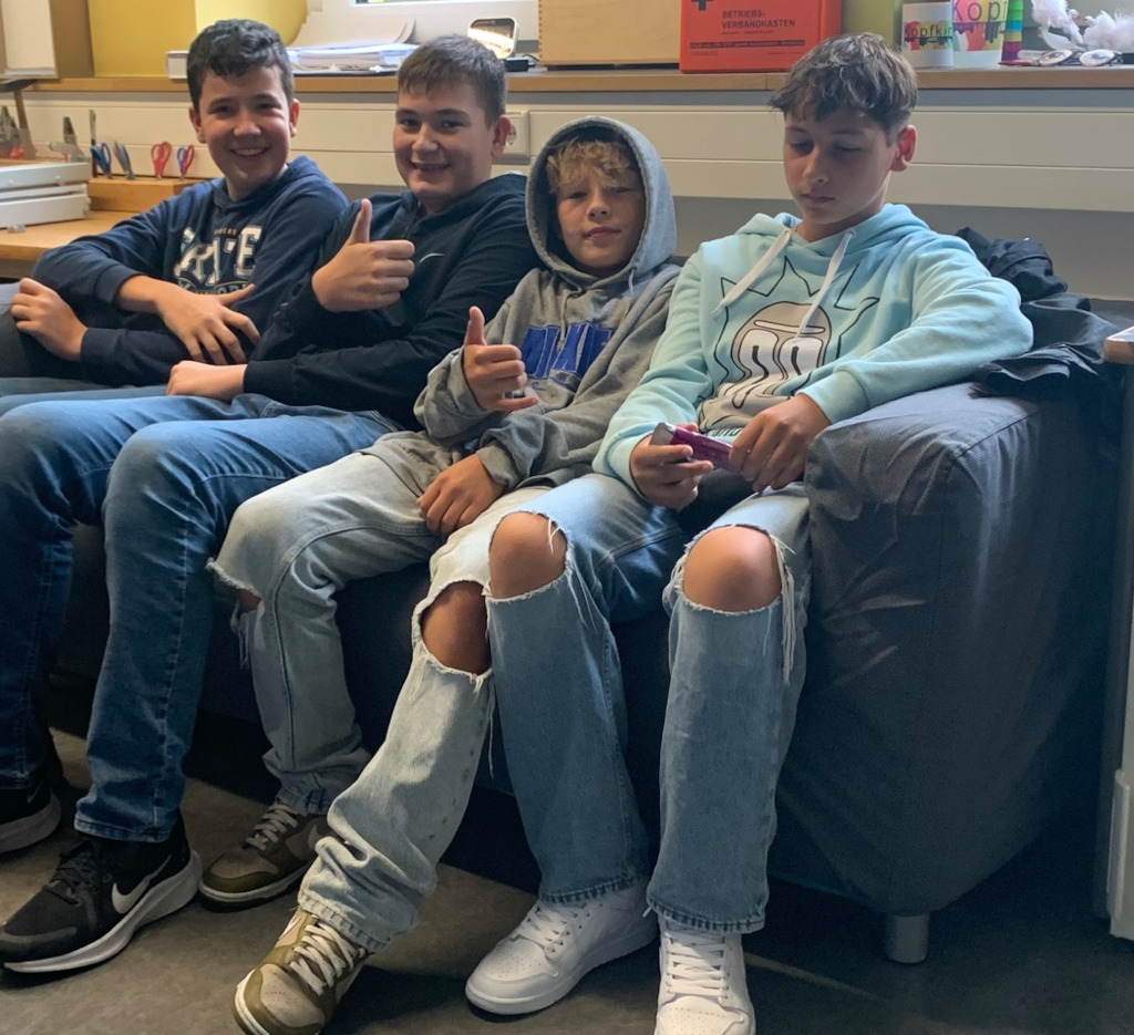 Der Kunstraum A015 hat jetzt ein gem&uuml;tliches Sofa