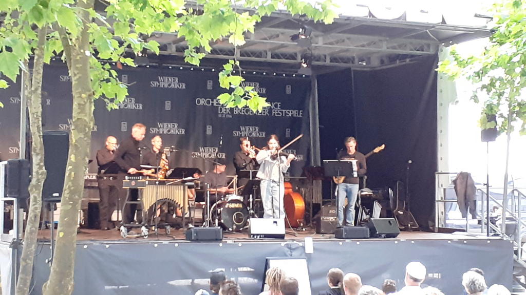 Eine Wasseroper mit Sonnenuntergang im Schnee am Bodensee