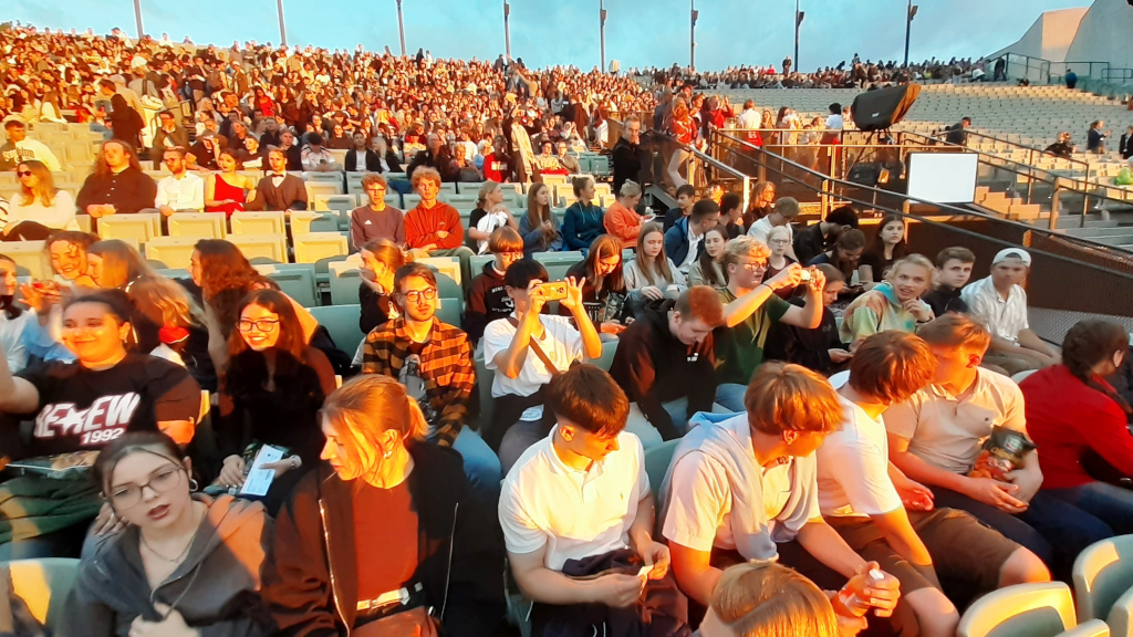 Eine Wasseroper mit Sonnenuntergang im Schnee am Bodensee
