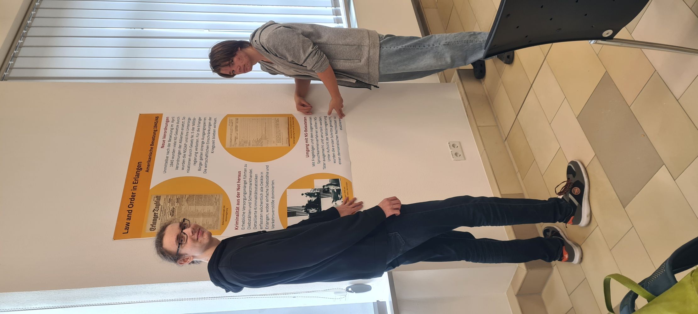 &bdquo;Gestern mu&szlig; dem Heute weichen&ldquo; &ndash; Leistungsfach Geschichte gestaltet Ausstellung mit dem Stadtarchiv Erlangen