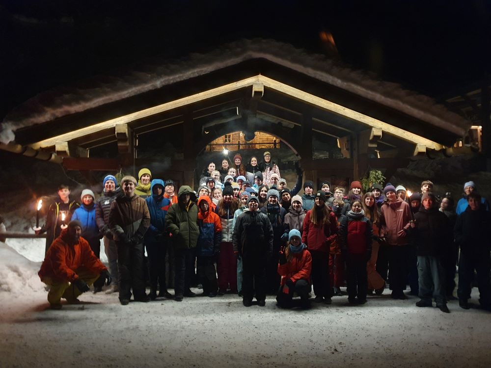 Gr&uuml;&szlig;e aus dem Skilager der Klassen 8b und 8d