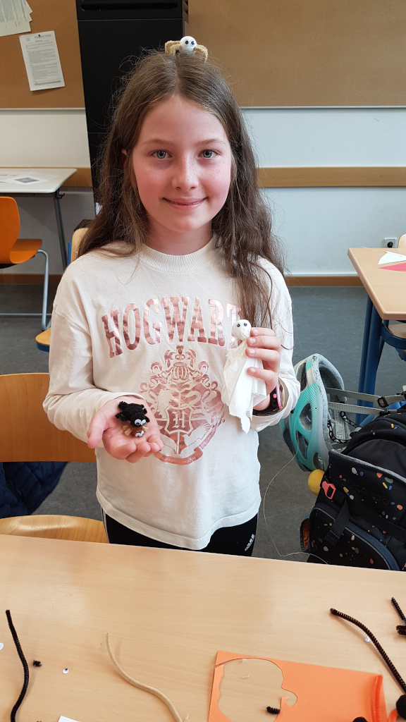 Halloween-Basteln mit dem Bibliotheksteam