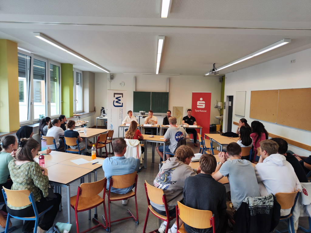 Jung, kreativ, unternehmerisch: Schulfinale des Gesch&auml;ftsmodell-Pitches am ASG  begeistert Fachjury