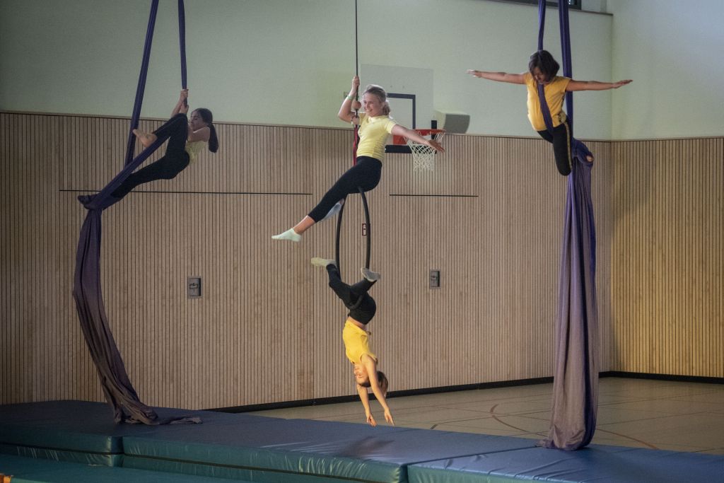 Nachtrag: Auff&uuml;hrung des Zirkus &bdquo;Regenbogen&ldquo; durch die Sportklasse 5cd