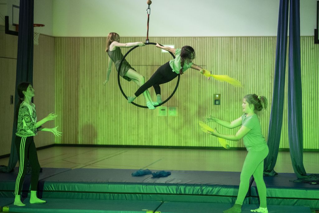Nachtrag: Auff&uuml;hrung des Zirkus &bdquo;Regenbogen&ldquo; durch die Sportklasse 5cd