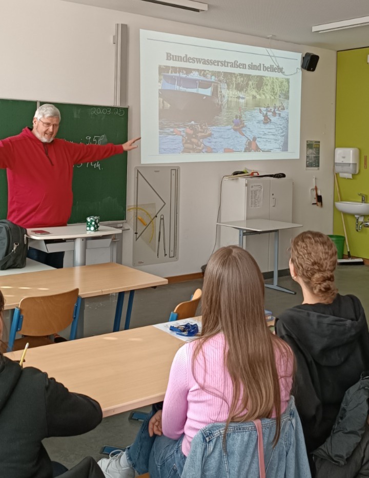 &bdquo;Umweltbewusstes Wasserwandern&ldquo; &ndash; Ein Experte zu Gast im P-Seminar