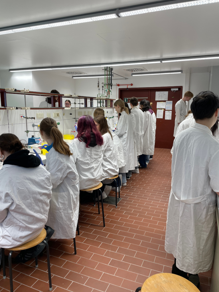 Vom Klassenzimmer ins Labor - Genetik erfahrbar machen